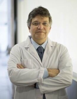 Médico Especialista en enfermedades infecciosas Artur Bazan Machuca